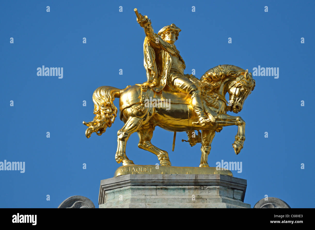 Brüssel, Belgien Grand Place. Goldene Statue von Charles de Lorraine (1712–1780: Herzog von Chevreuse, französischer Kardinal) auf dem Haus L’Arbre D’Or Stockfoto