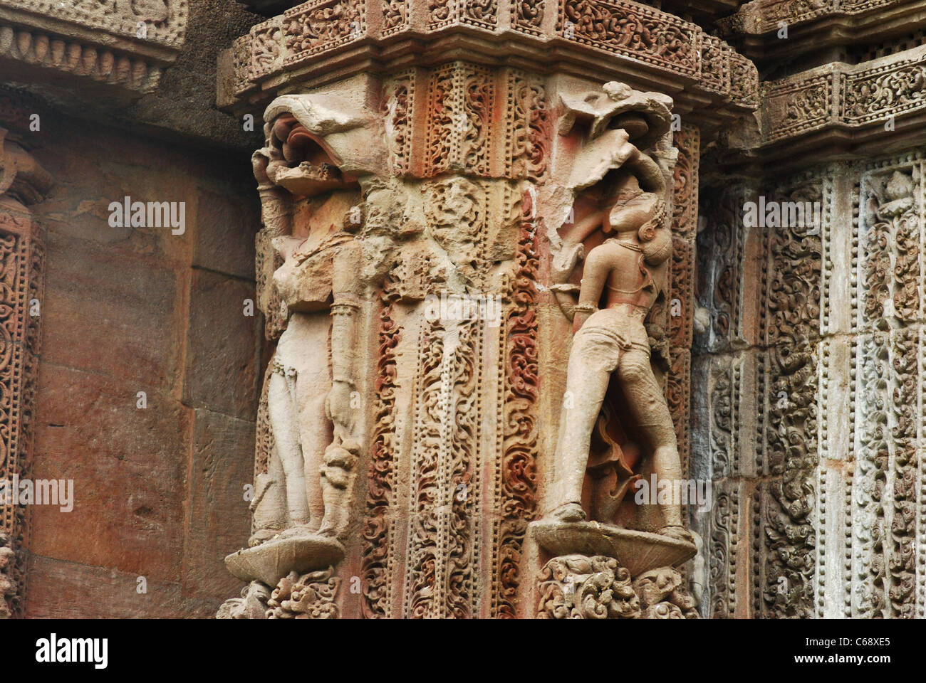 Gebrochene Skulpturen von Frauen auf Raja Rani Tempel Stockfoto