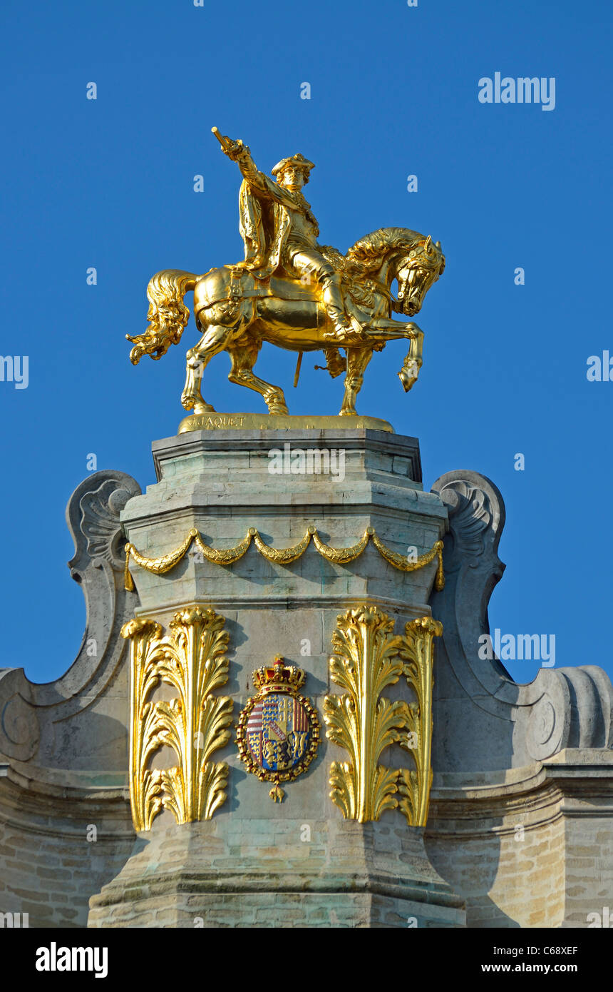 Brüssel, Belgien Grand Place. Goldene Statue von Charles de Lorraine (1712–1780: Herzog von Chevreuse, französischer Kardinal) auf dem Haus L’Arbre D’Or Stockfoto