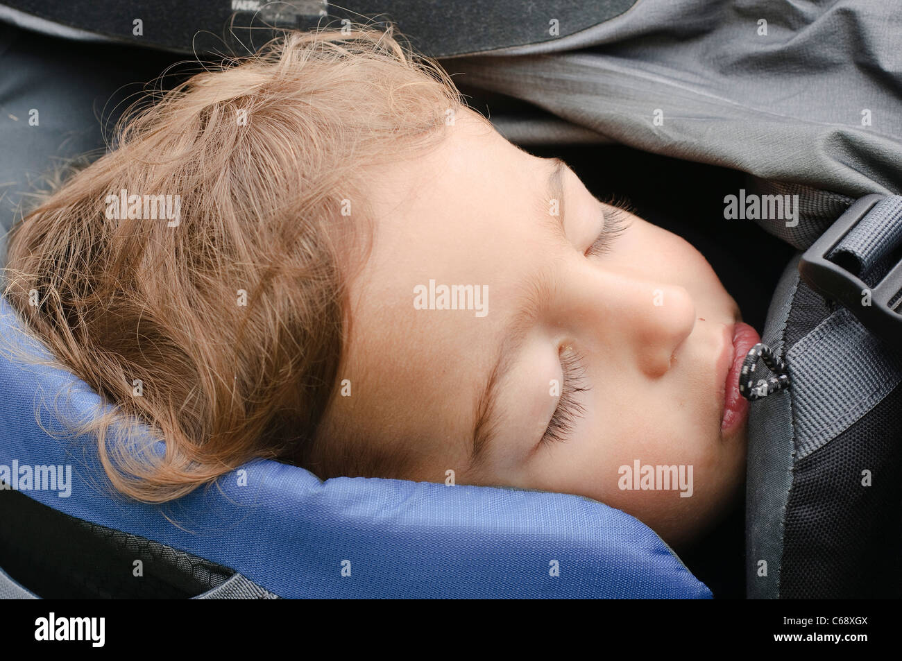 Junge von zwei in einem Rucksack Tragetuch eingeschlafen. Photogrpahed in den österreichischen Alpen Stockfoto