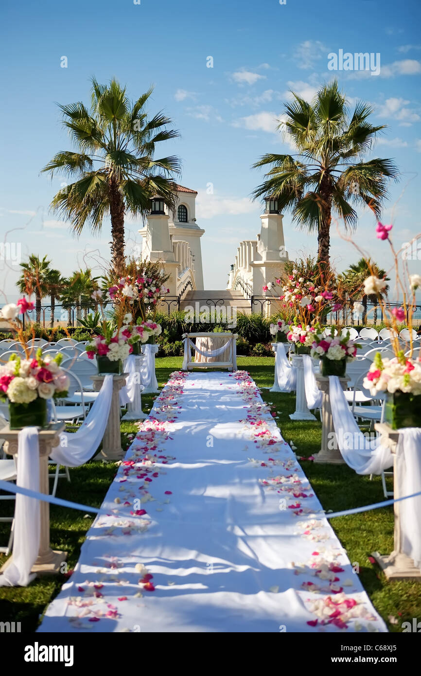 Hochzeit im Freien am Strand mit Palmen Bäume, rosa Blüten auf Insel Stockfoto