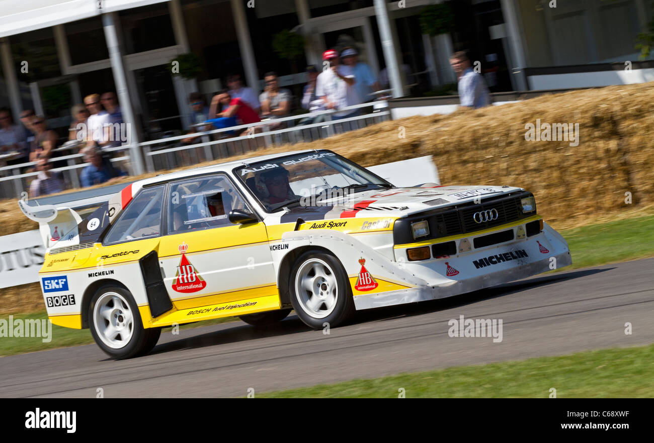 Audi Sport Quattro S1 E2 1985 mit Fahrer Hannu Mikkola auf der 2011 Goodwood Festival of Speed, Sussex, England, UK. Stockfoto