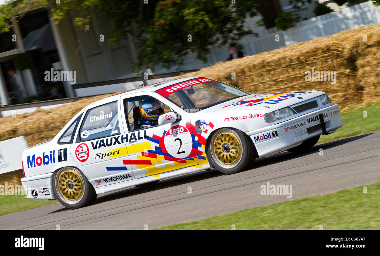 1990 Vauxhall Cavalier BTCC Tourenwagen mit Fahrer James Pocklington auf der 2011 Goodwood Festival of Speed, Sussex, UK. Stockfoto