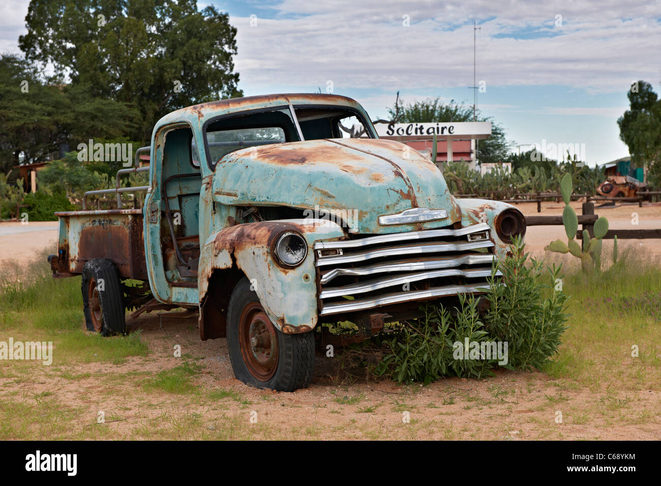 Verlassenes Fahrzeug, bleibt eines Oldtimers in berühmten Tankstelle von Solitaire, Namibia, Afrika Stockfoto