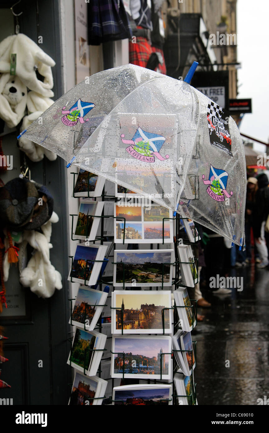 Sehen Sie durch Dach Bestand an Ansichtskarten auf einem Gestell bei Regen zu schützen. Edinburgh Schottland Stockfoto