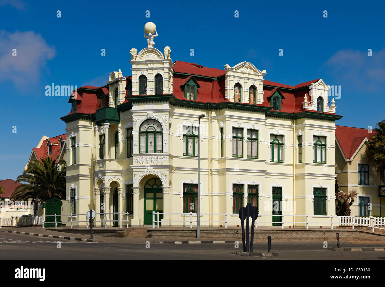 die 1906 erbaute barocke Hohenzollern Gebäude, typisch deutsche Kolonie Architektur, Swakopmund, Namibia, Afrika Stockfoto