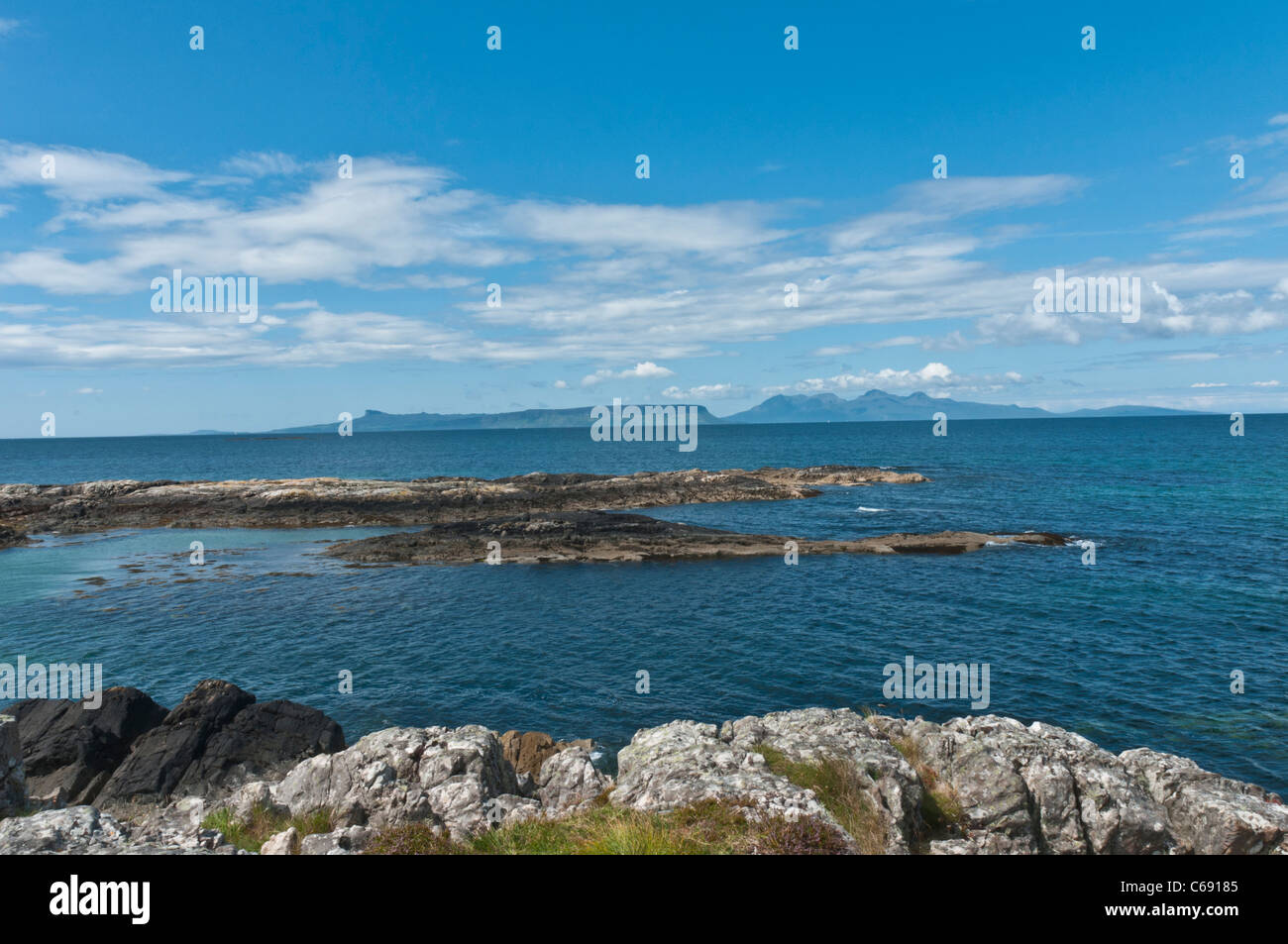 Blick über Meer, Insel Eigg vom Portnaluchaig nr Morar Highland-Schottland Stockfoto