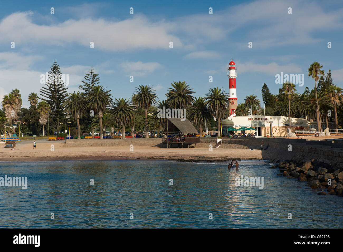 Leuchtturm, Strand und Swakopmund Museum am Pier, Swakopmund, Namibia, Afrika Stockfoto