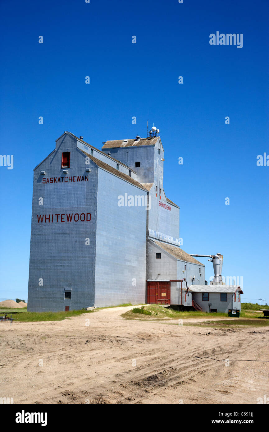 alten Stil historische hölzerne Getreidespeicher in Fichtenholz Saskatchewan Kanada Stockfoto