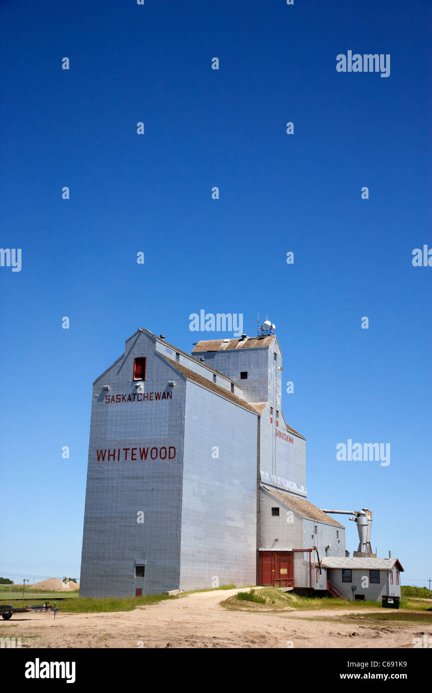 alten Stil historische hölzerne Getreidespeicher in Fichtenholz Saskatchewan Kanada Stockfoto