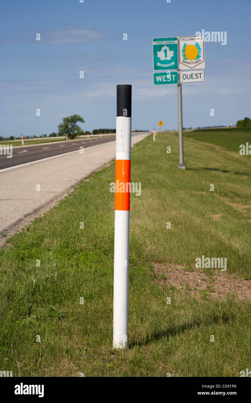 Rand der Straße Marker Wegweiser für Tiefschnee am Trans-Canada-Highway 1 und Yellowhead Route in Manitoba Kanada Stockfoto