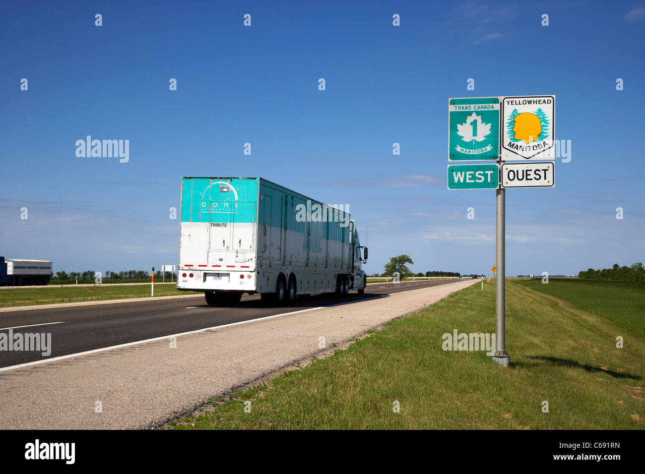 Sattelauflieger übergibt Wegweiser für Trans-Canada-Highway 1 und Yellowhead Route in Manitoba Kanada Stockfoto