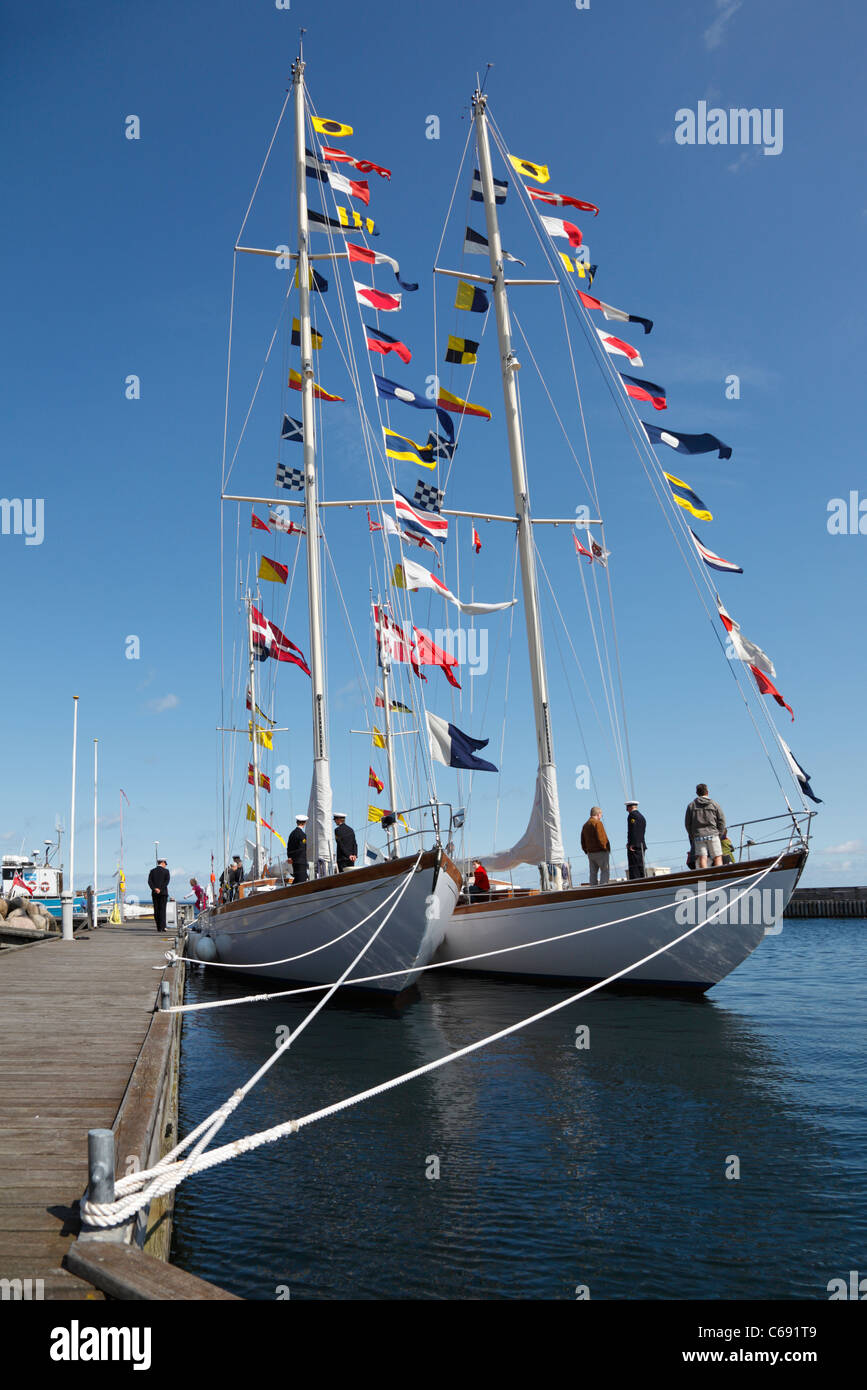 Die zwei Ausbildung Schiffen Svanen (The Swan) und Thyra von der dänischen Marine über den traditionellen Besuch in Rungsted Hafen in Dänemark Stockfoto