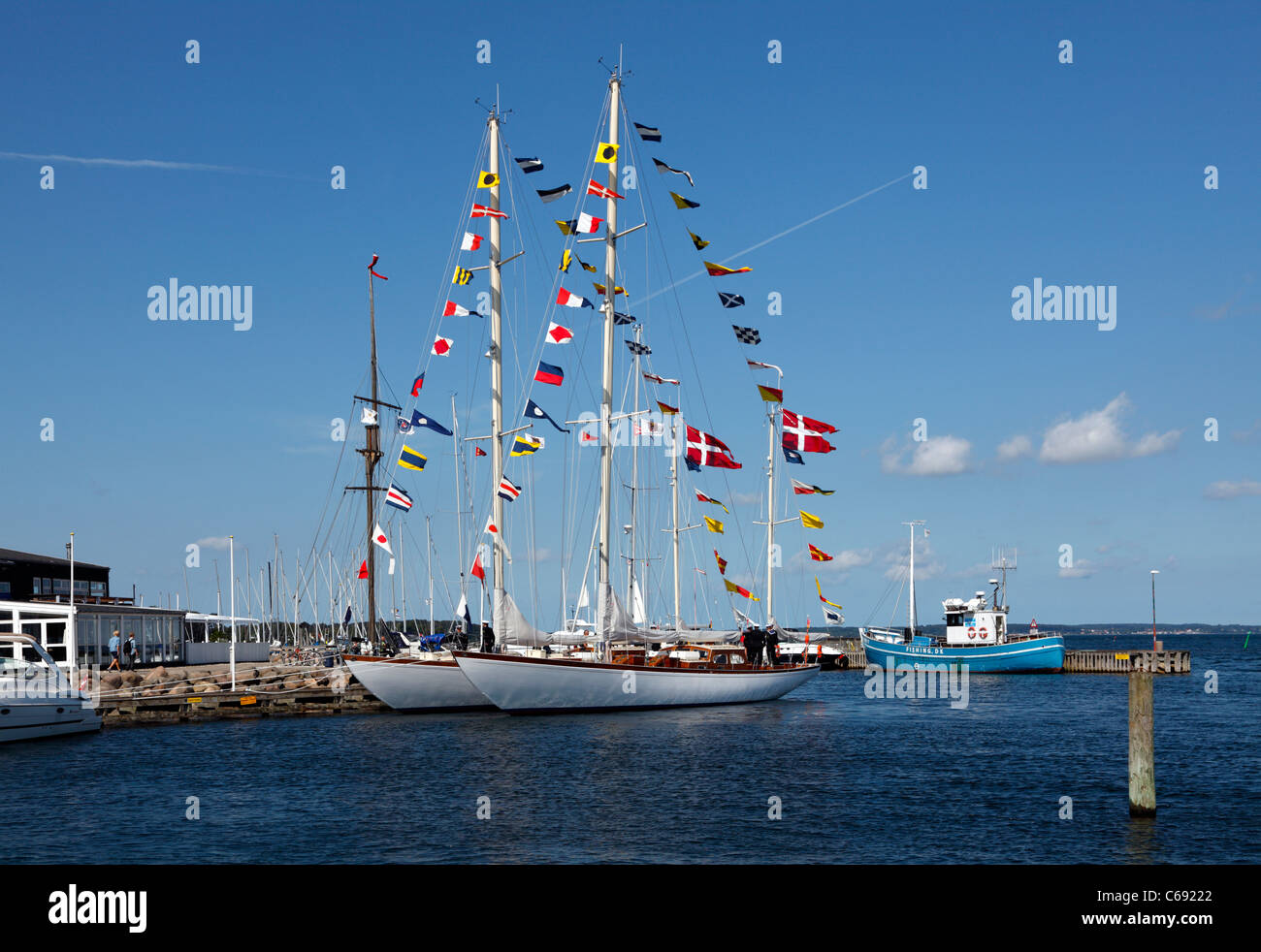 Die zwei Ausbildung Schiffen Svanen (The Swan) und Thyra von der dänischen Marine über den traditionellen Besuch in Rungsted Hafen in Dänemark Stockfoto