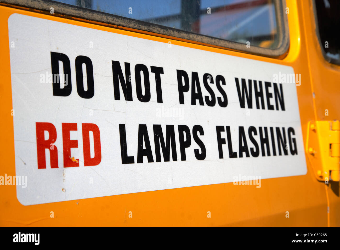 Don ' t pass beim rote Lampen blinkende Zeichen auf der Rückseite des gelben Bus Saskatoon Saskatchewan Kanada Schule Stockfoto