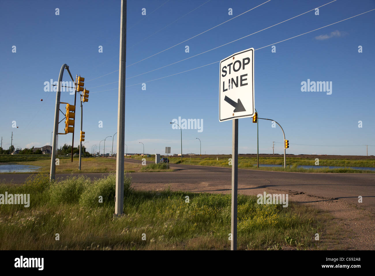 Linie Stoppschild an Straße Kreuzung Kreuzung Saskatoon Saskatchewan Kanada Stockfoto