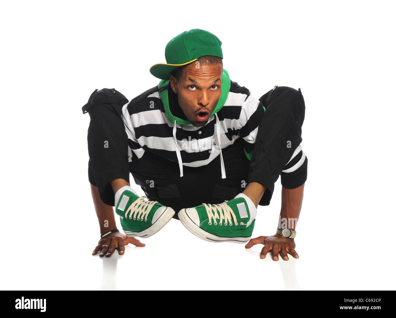 Afrikanische amerikanische Hip-Hop-Tänzer balancieren auf Hände isoliert auf weißem Hintergrund Stockfoto