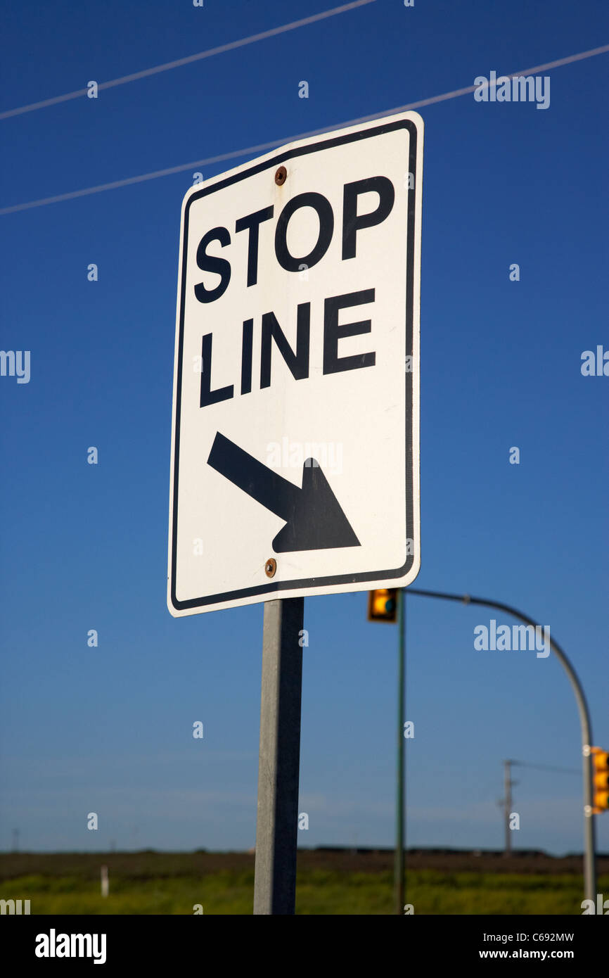 Linie Stoppschild an Straße Kreuzung Kreuzung Saskatoon Saskatchewan Kanada Stockfoto