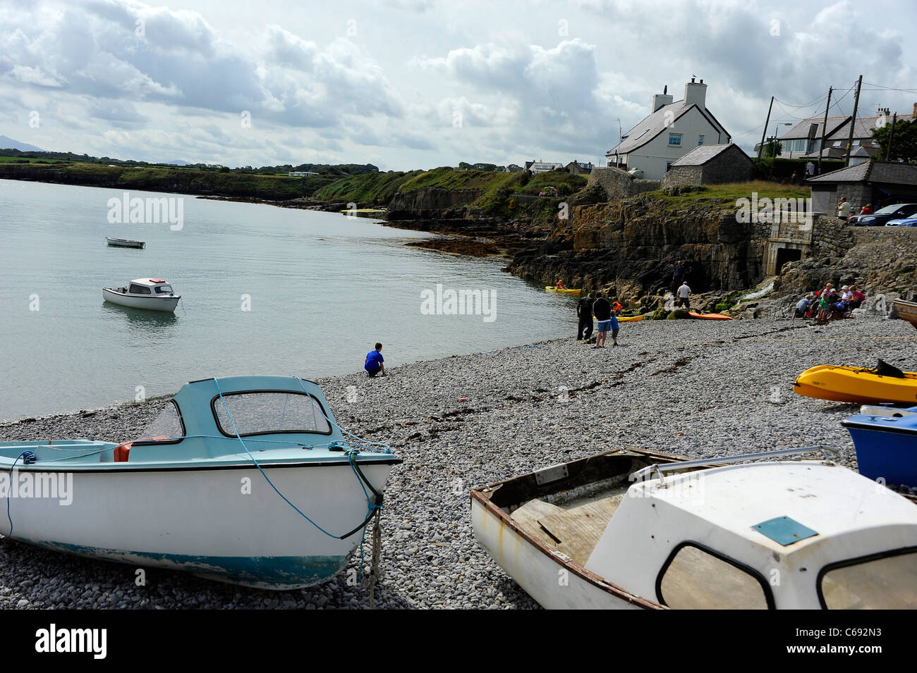 Historische Häuser mit Blick auf die Strände und Buchten in Moelfre auf der Ost Küste von Anglesey, Wales. Stockfoto