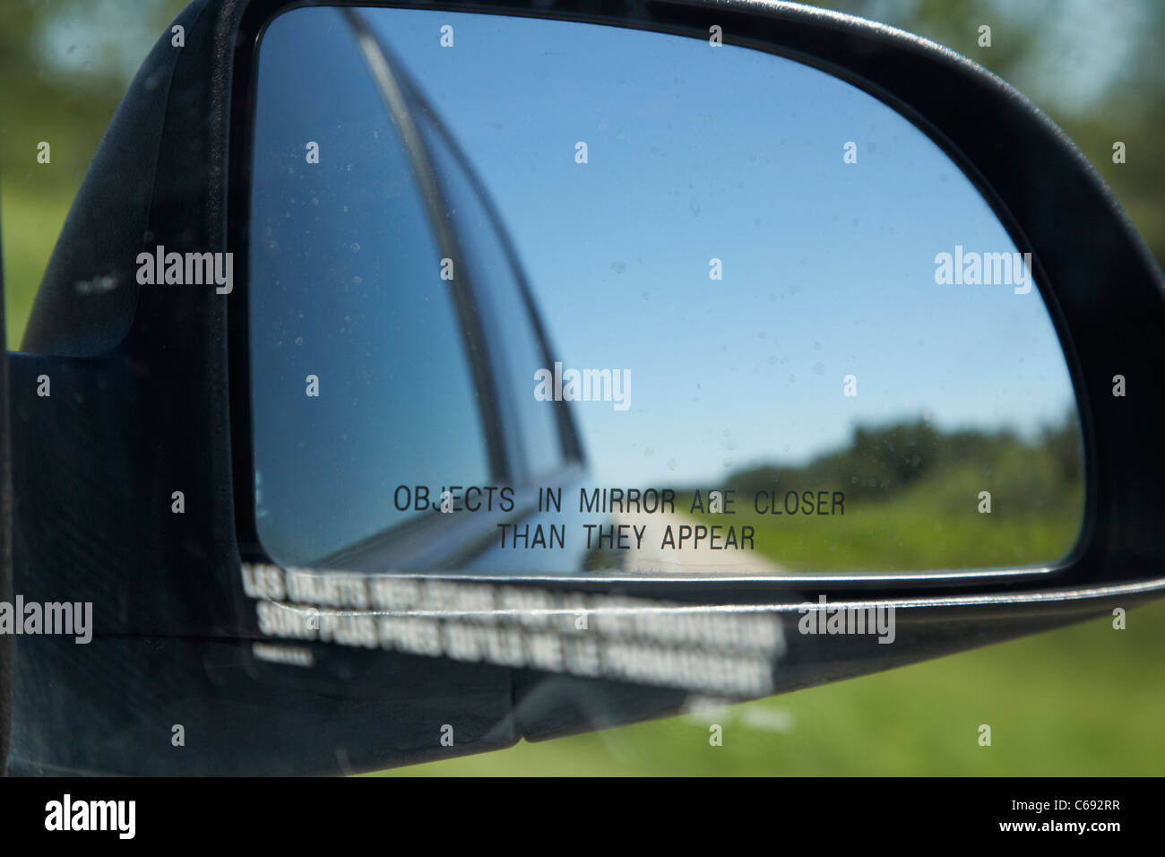 Objekte im Spiegel sind näher als sie im Auto Seitenspiegel auf Autobahn Kanada erscheinen Stockfoto