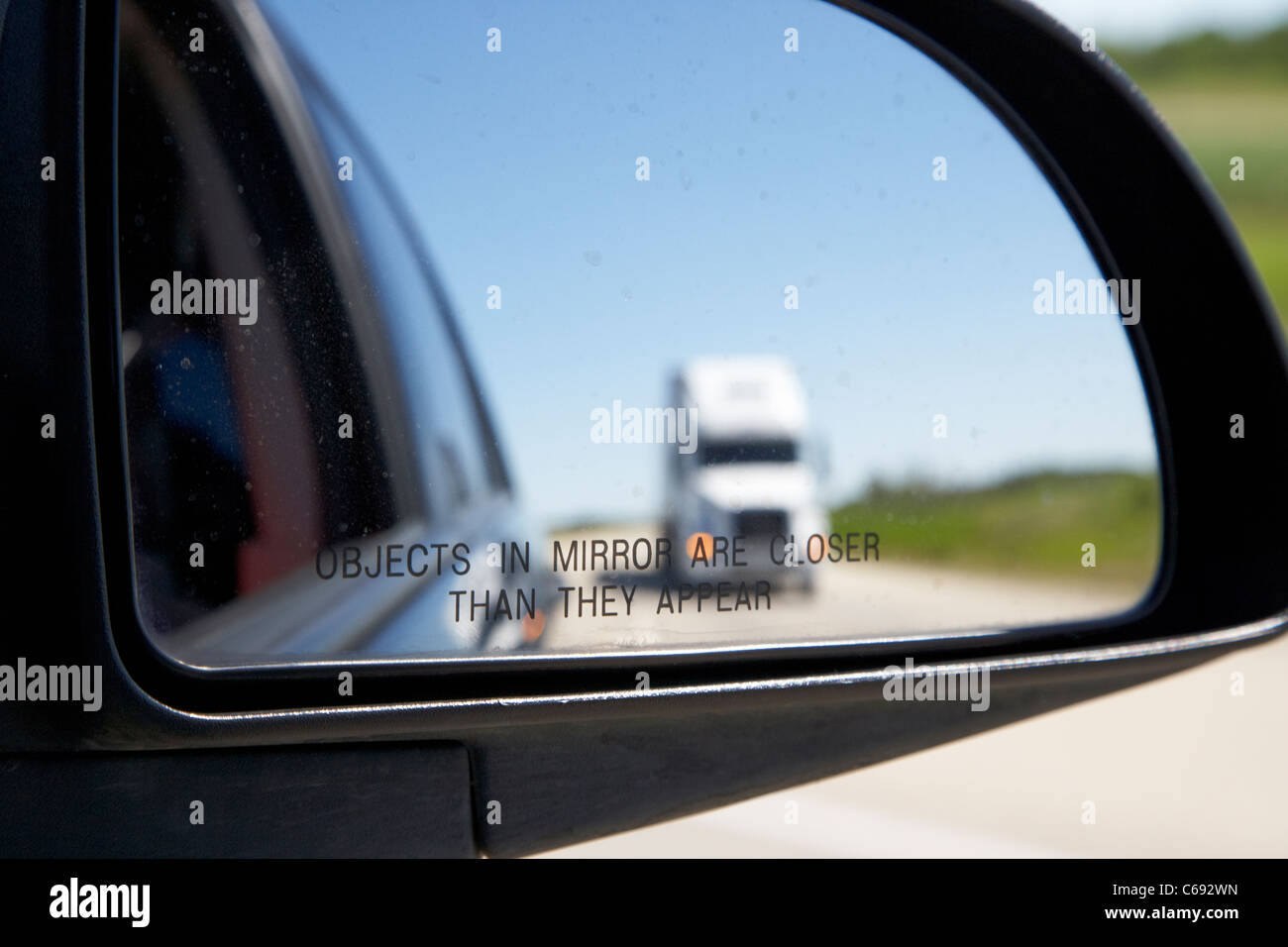 Objekte in Spiegel sind näher, als sie im Auto Außenspiegel Außenspiegel erscheinen mit Lkw auf der Autobahn Kanada Stockfoto
