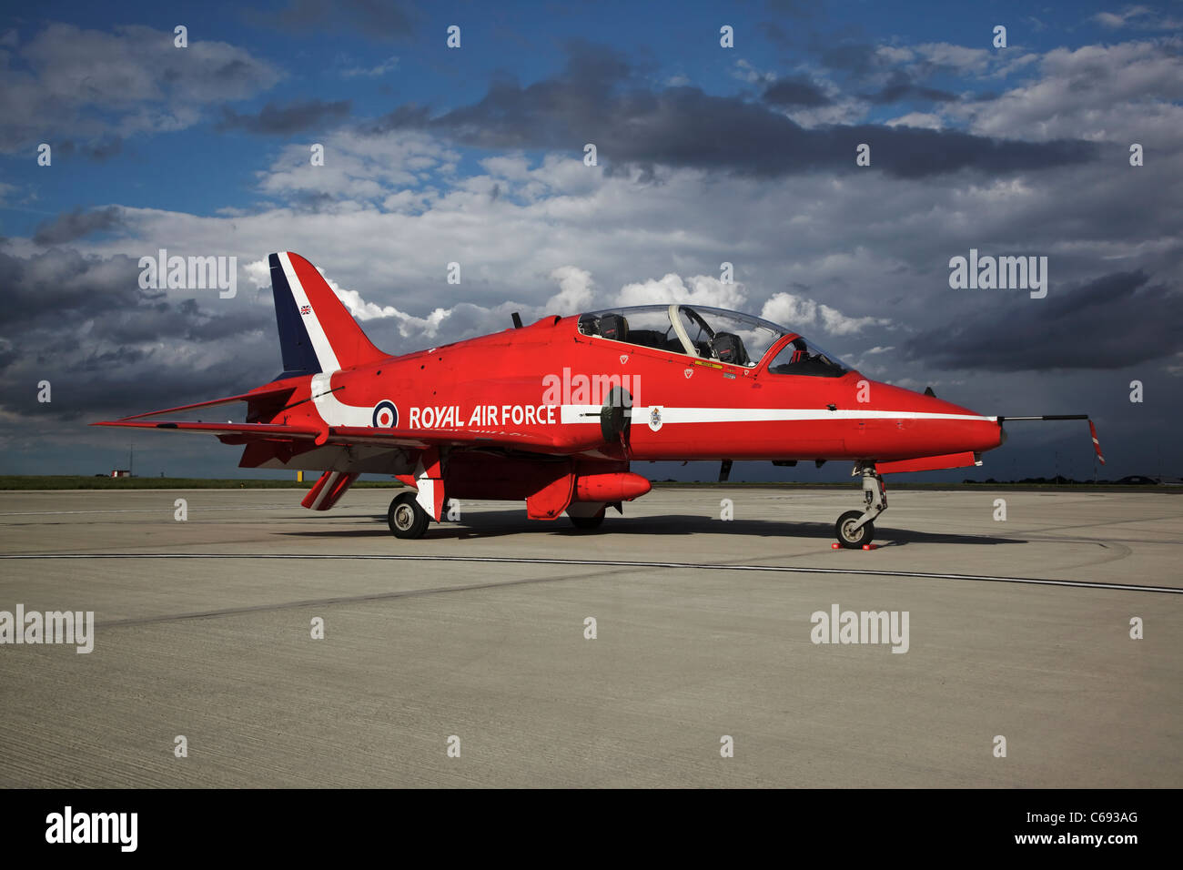 Eine Bae Systems Hawk T1 Trainingsflugzeug von der RAF Kunstflugstaffel Red Arrows Stockfoto