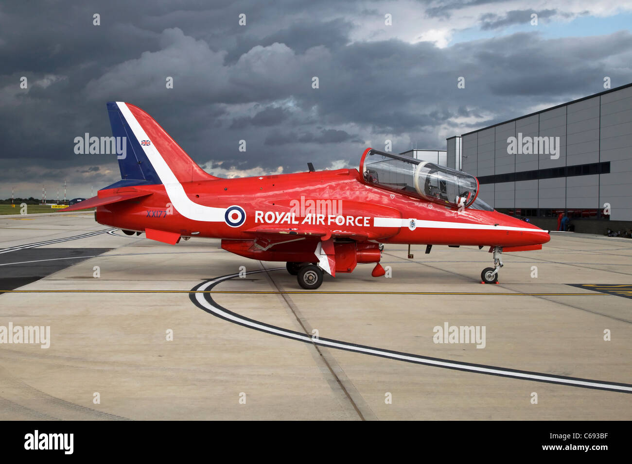 Red One aufgereiht das Team-Führer-Flugzeug bei Norwich Airport A Bae Systems Hawk T1 der Kunstflugstaffel der RAF - The Red Arrows Stockfoto