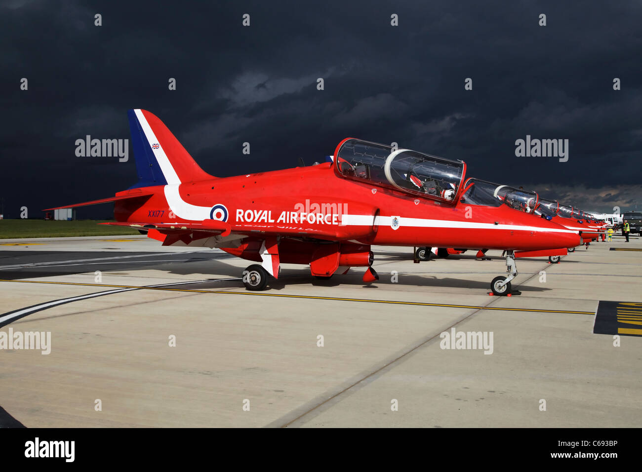 Eine Bae Systeme Hawk T1 Trainingsflugzeug der RAF Red Arrows Kunstflugstaffel Red One Team-Führer-Flugzeuge Stockfoto