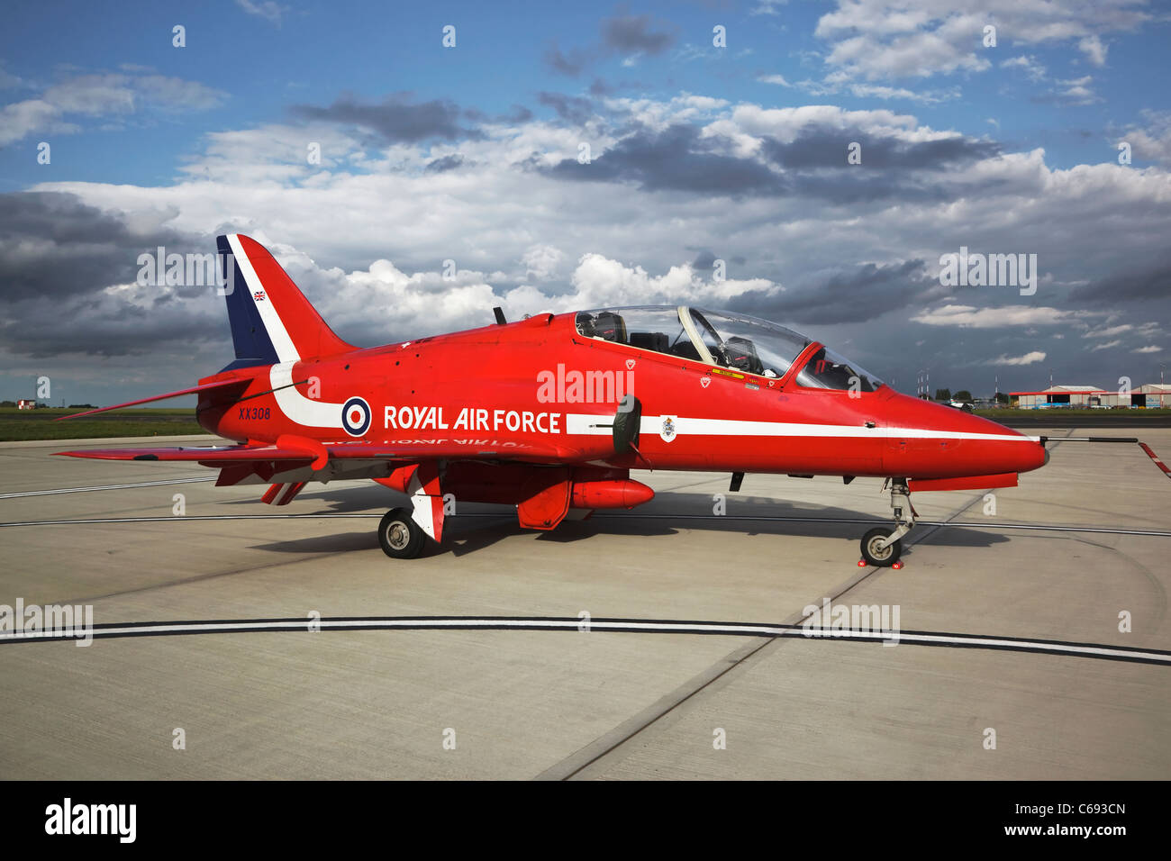 Eine Bae Systems Hawk T1 Trainingsflugzeug von der RAF Kunstflugstaffel Red Arrows Stockfoto
