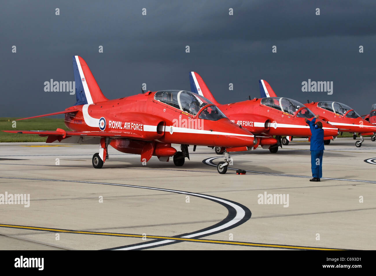 BAE Systeme Hawk T1 Trainingsflugzeug der RAF Red Arrows Kunstflugstaffel gemarshallt wird zurück auf Stand nach einer Anzeige Stockfoto