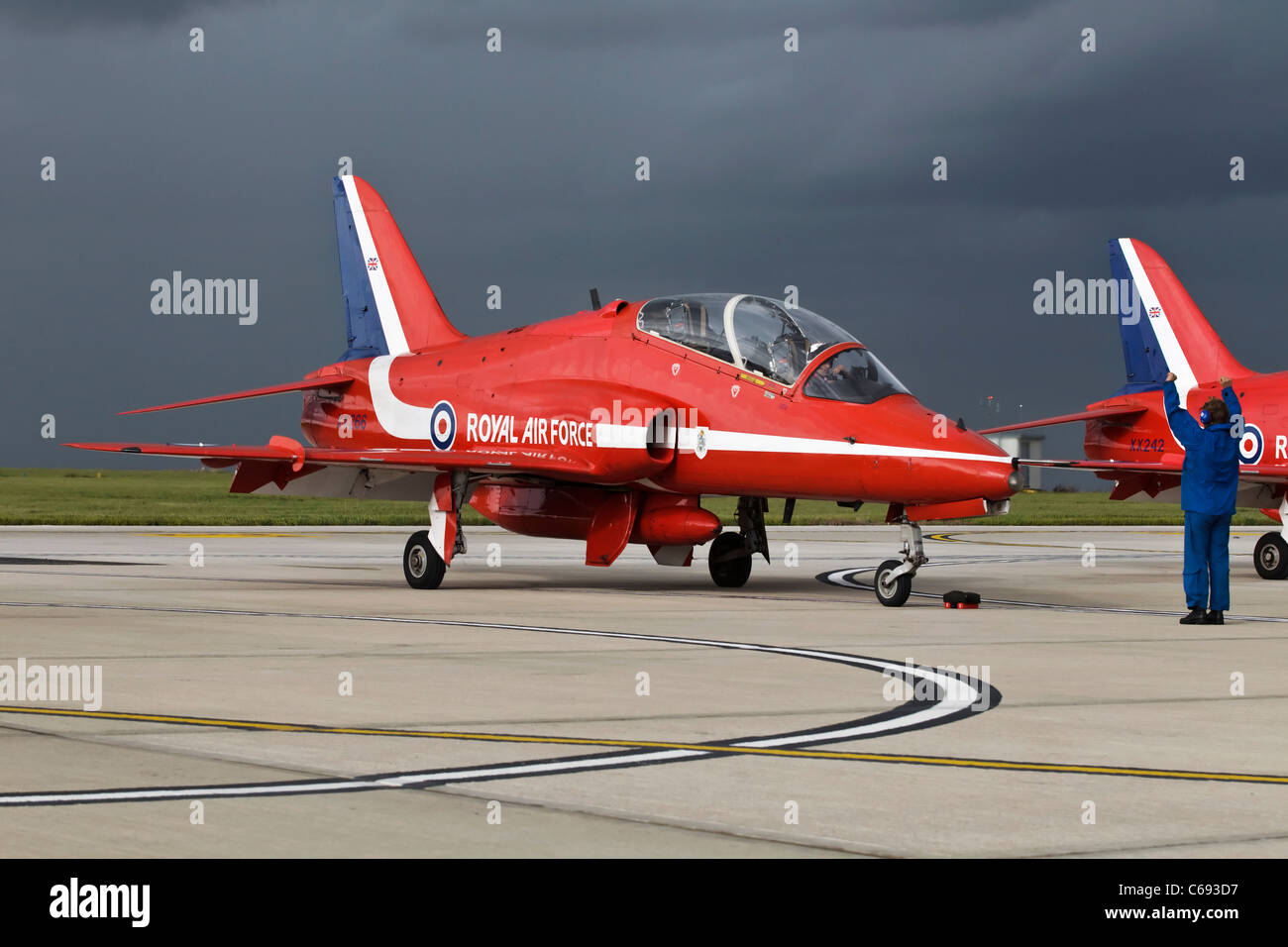 Eine Bae Systeme Hawk T1 Trainingsflugzeug der RAF Red Arrows Kunstflugstaffel gemarshallt wird wieder auf dem Vorfeld Stockfoto