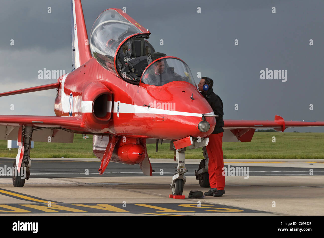 Eine Bae Systems Hawk T1 von der RAF Red Arrows Kunstflugstaffel - Red One die Teamleiter im Gespräch mit dem Team-Ingenieur Stockfoto