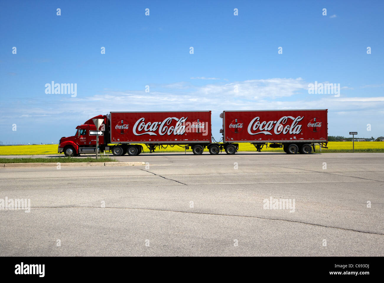 Coca-Cola Lieferwagen Reisen entlang der Straße am Trans Canada Highway 1 Headingley Manitoba Kanada Stockfoto