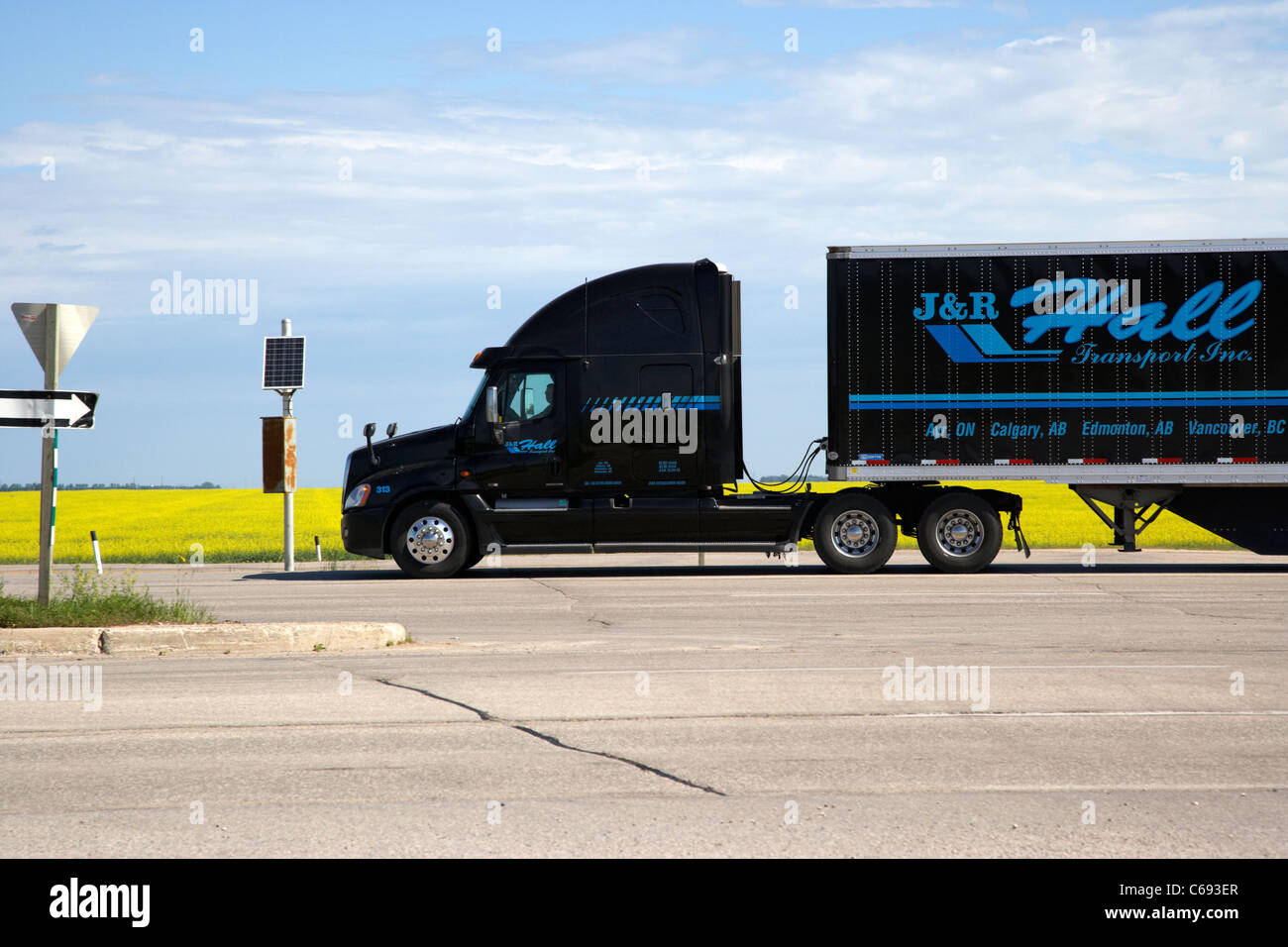 große Lkw-Zugmaschine schleppen Anhänger Reisen entlang der Straße am Trans Canada Highway 1 Headingley Manitoba Kanada Stockfoto