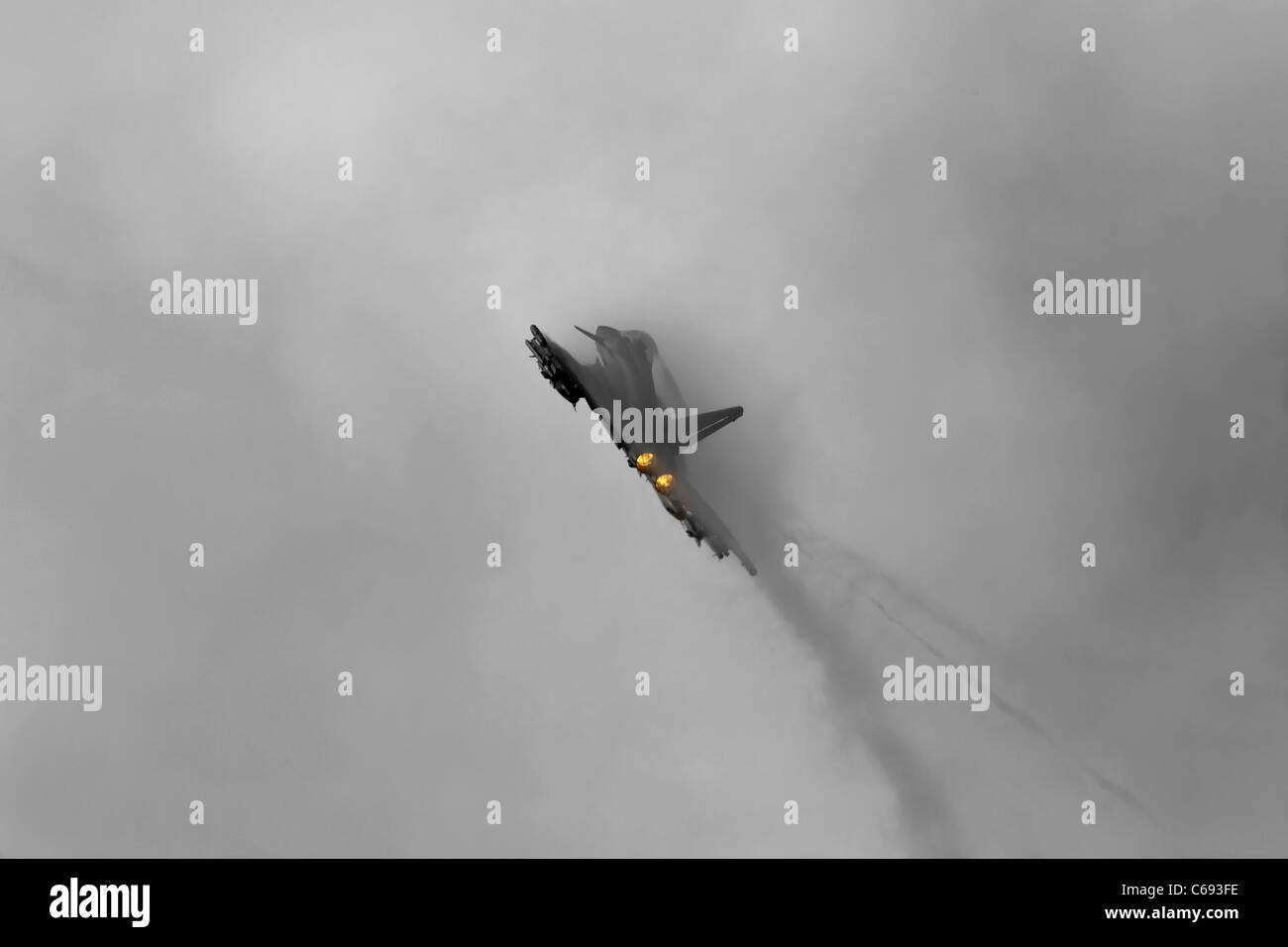 Eine Bae Systems Taifun Flugzeuge der RAF klettert entfernt, dichte Wolke Stockfoto