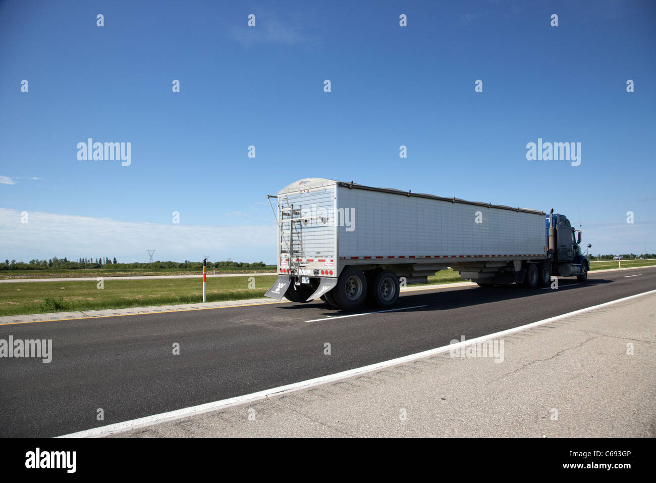 LKW Fahrt entlang der Straße am Trans Canada Highway 1 Headingley Manitoba Kanada