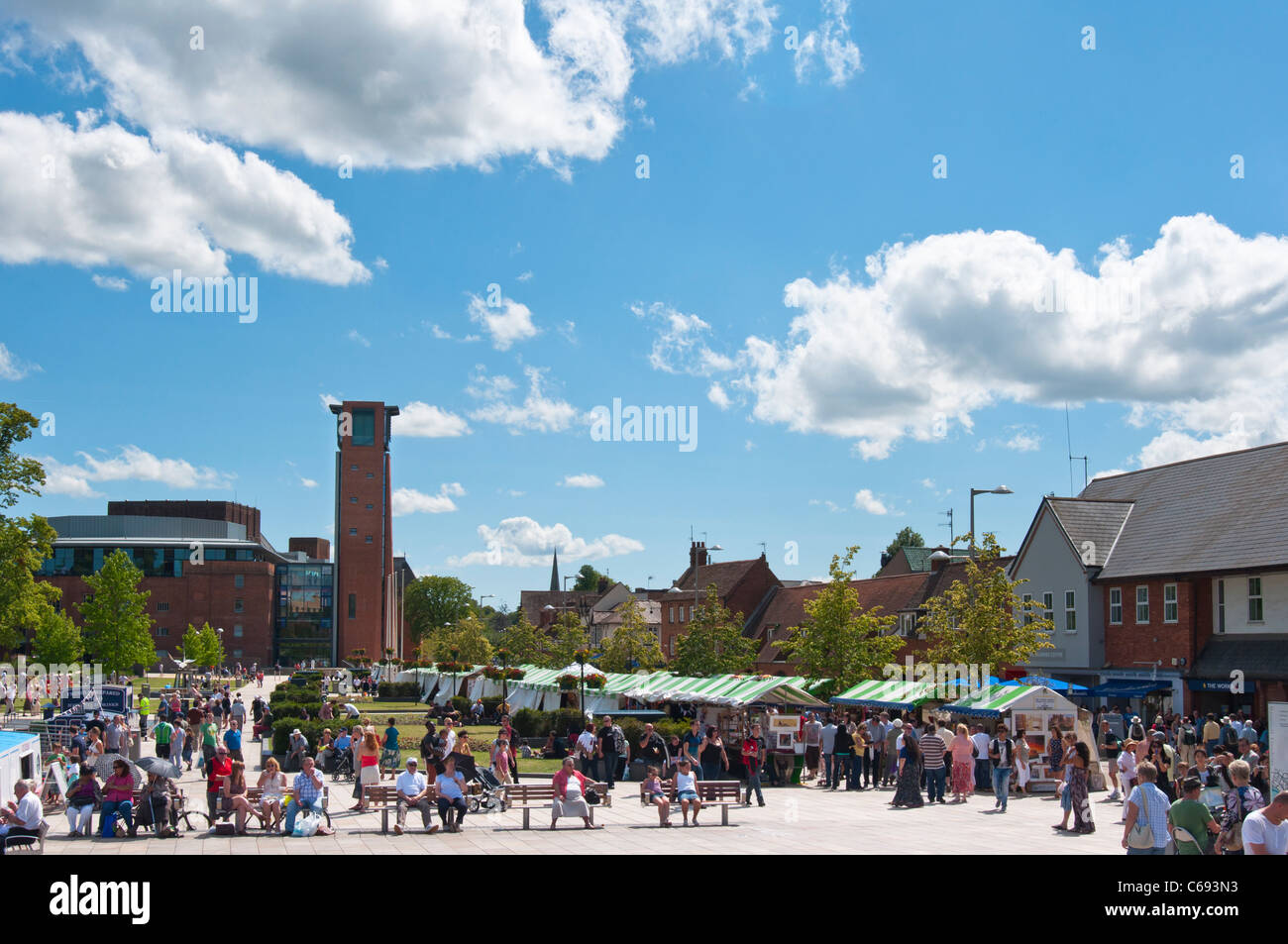 Stratford-upon-Markt mit RSC-Theater im Hintergrund. VEREINIGTES KÖNIGREICH. Stockfoto