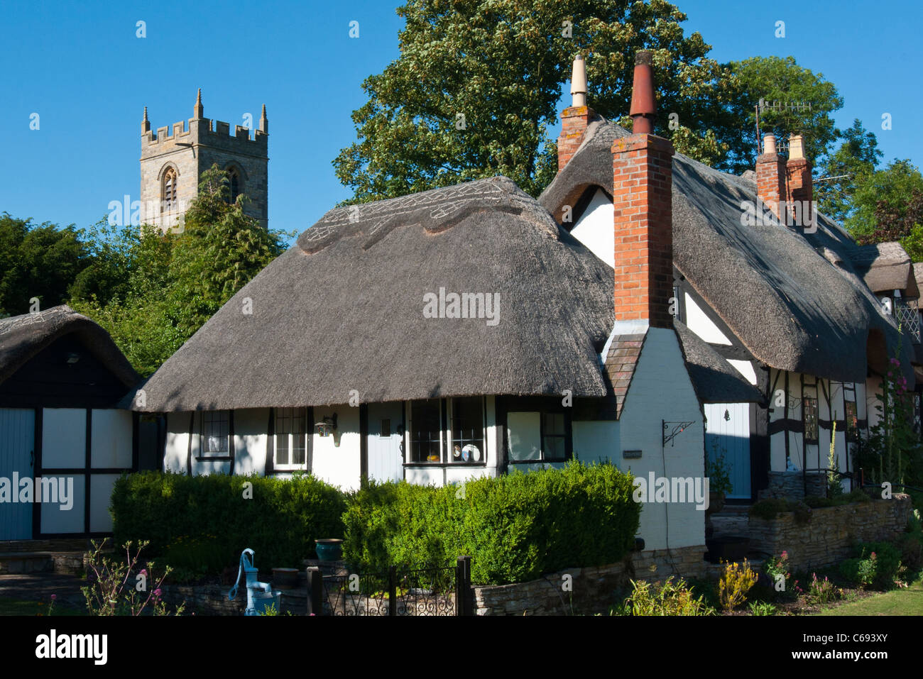 Tenpenny Cottage und Dorf Kirche in Welford auf Avon Warwickshire. VEREINIGTES KÖNIGREICH. Stockfoto