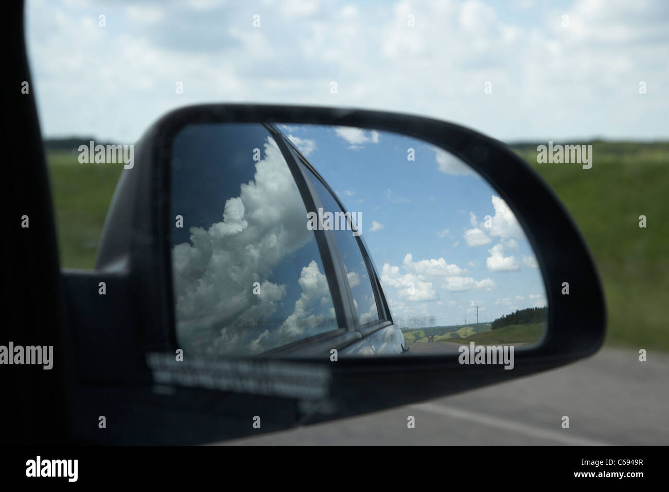 Blick durch Fenster Himmel spiegelt sich im Auto Seitenspiegel auf Yellowhead Highway Route 16 durch Manitoba Kanada Stockfoto