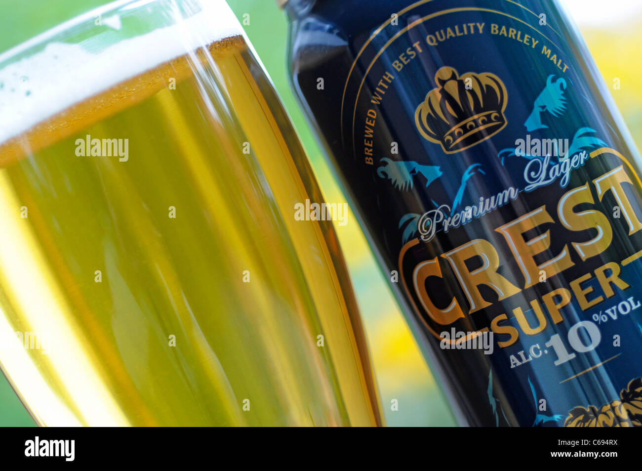 Bierglas und Can, Crest Lager, UK Bier Stockfoto