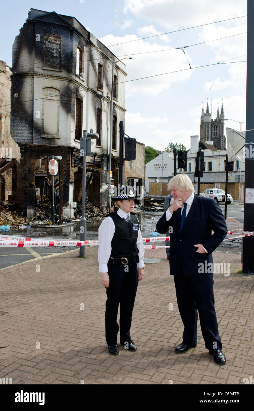 Boris Johnson und Superintendent Oakley Burnt out Reeves Einrichtung speichern Croydon Riots London Uk Stockfoto