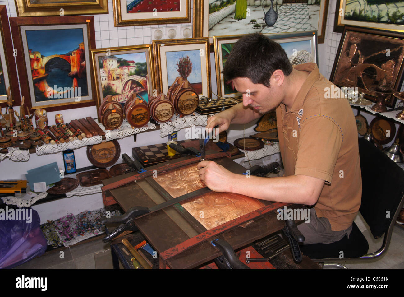 Handwerklichen Arbeiter geprägte Kunst in Kupferplatte, Bosnien und Herzegowina Stockfoto