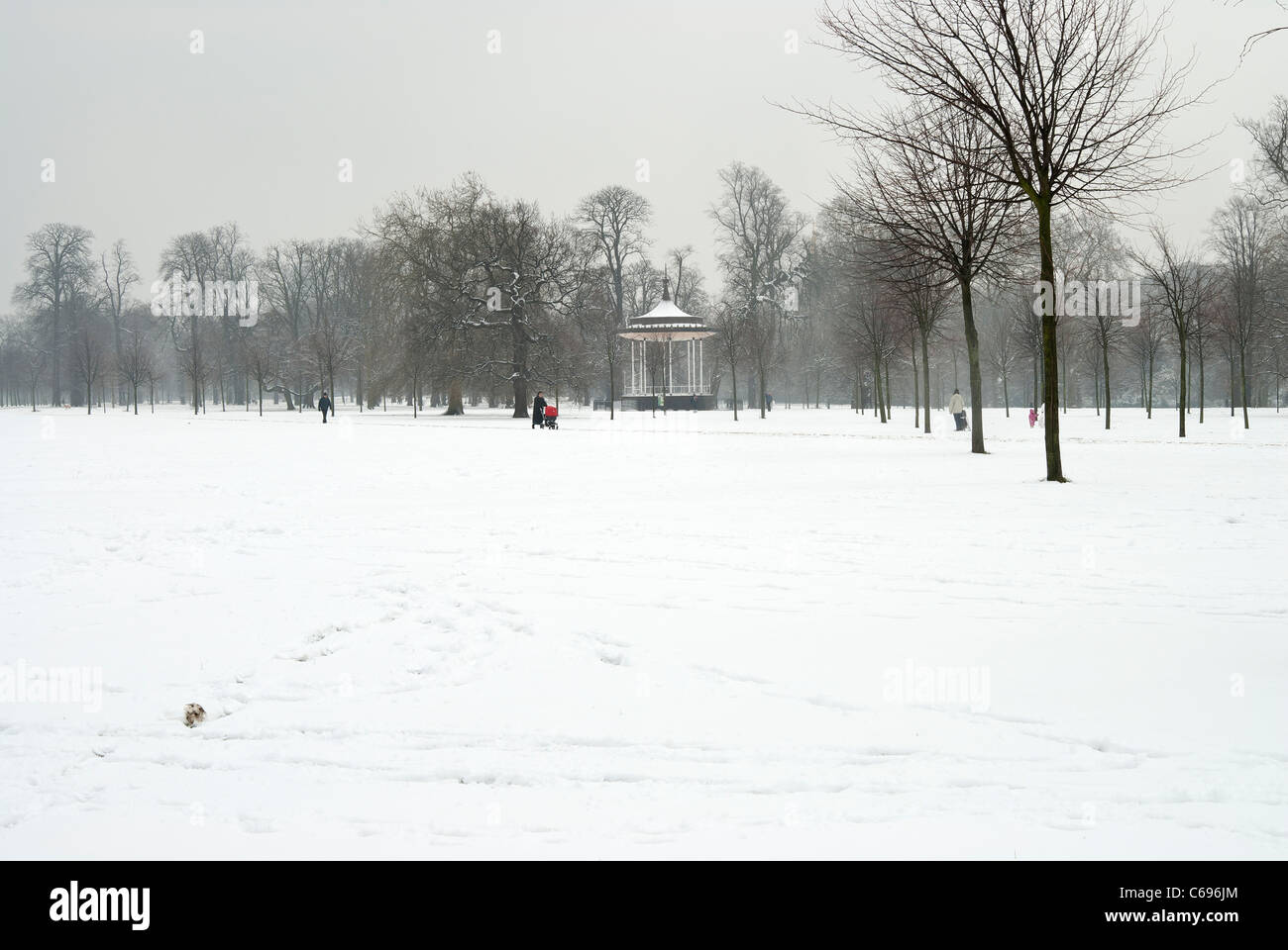 Der Musikpavillon im Londoner Hyde Park nach Schneefall Stockfoto