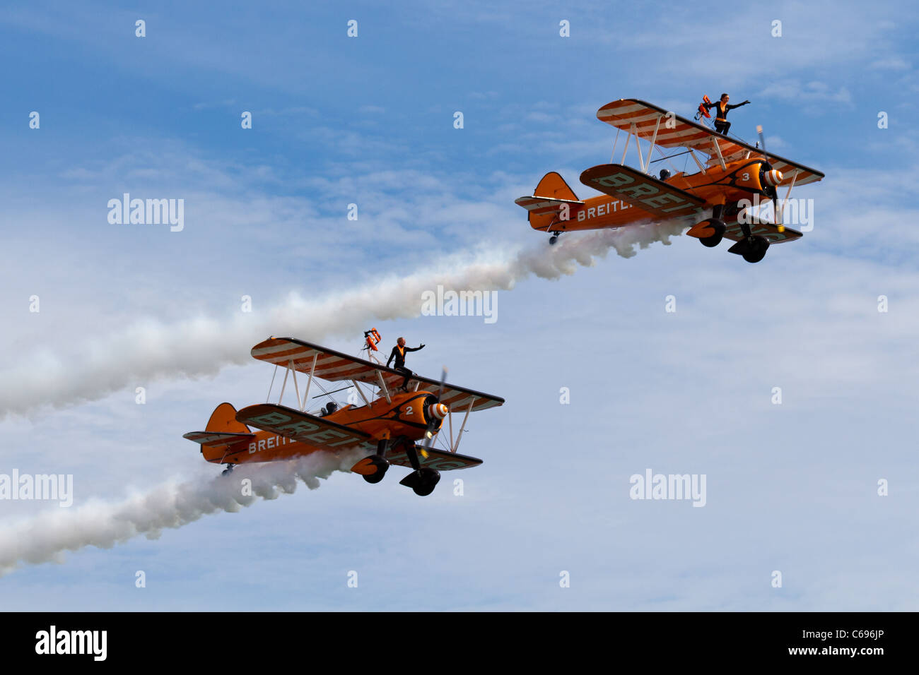 Die Breitling Wingwalkers Anzeigen über Swansea Bay. Stockfoto