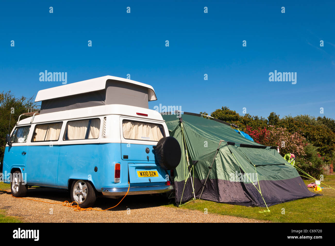 VW Camper Zelte zusammen mit Zelt auf einem Campingplatz Uk Stockfoto