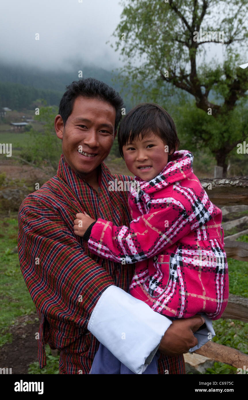 Gyeltshen ein örtlicher Bauer in Gangtay Dorf. Phobjikha Tal. Bhutan Stockfoto