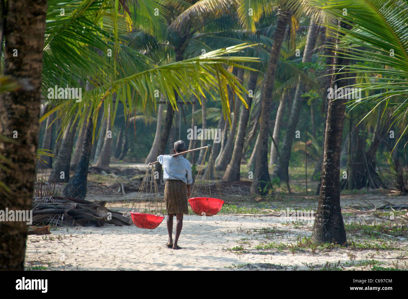 Dorfbewohner, die Rückkehr in die Heimat mit Fisch Kerala Süd-Indien Stockfoto