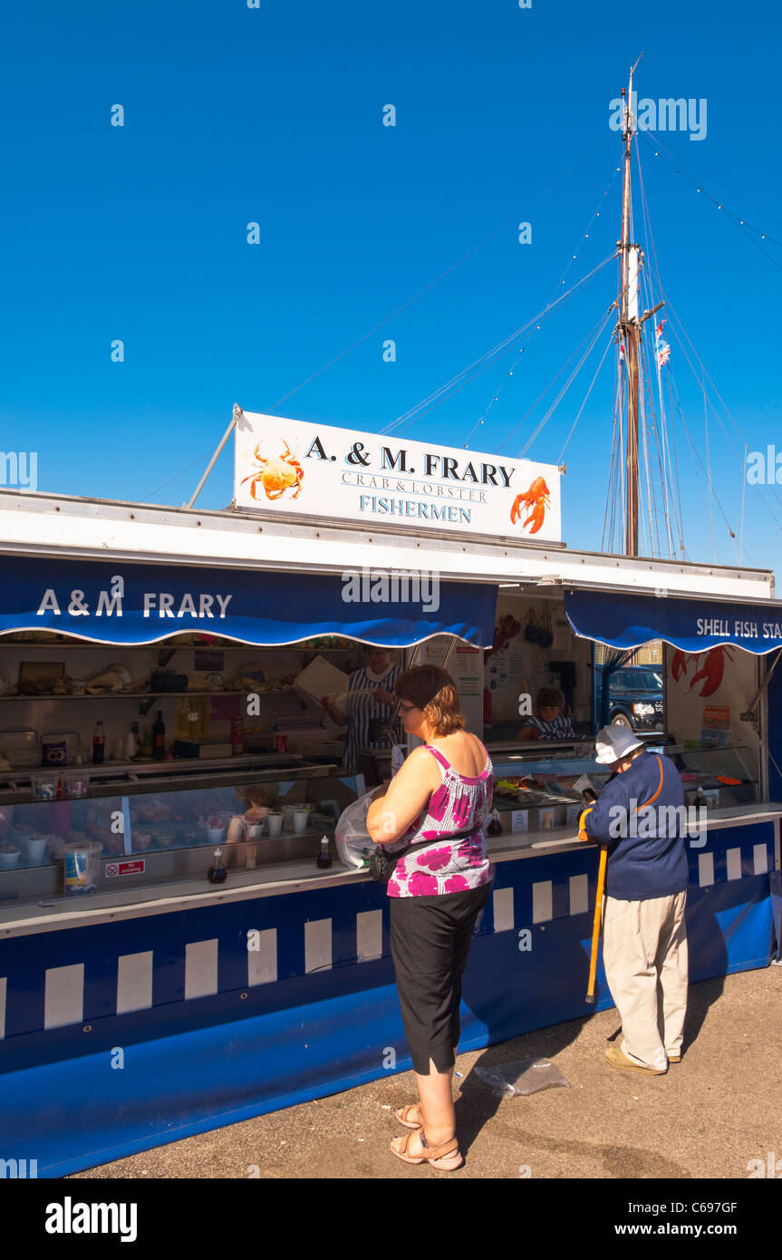 Eine frische Schale Fisch Stall mit Kunden bei Wells-Next-the-Sea, Norfolk, England, Großbritannien, Uk Stockfoto