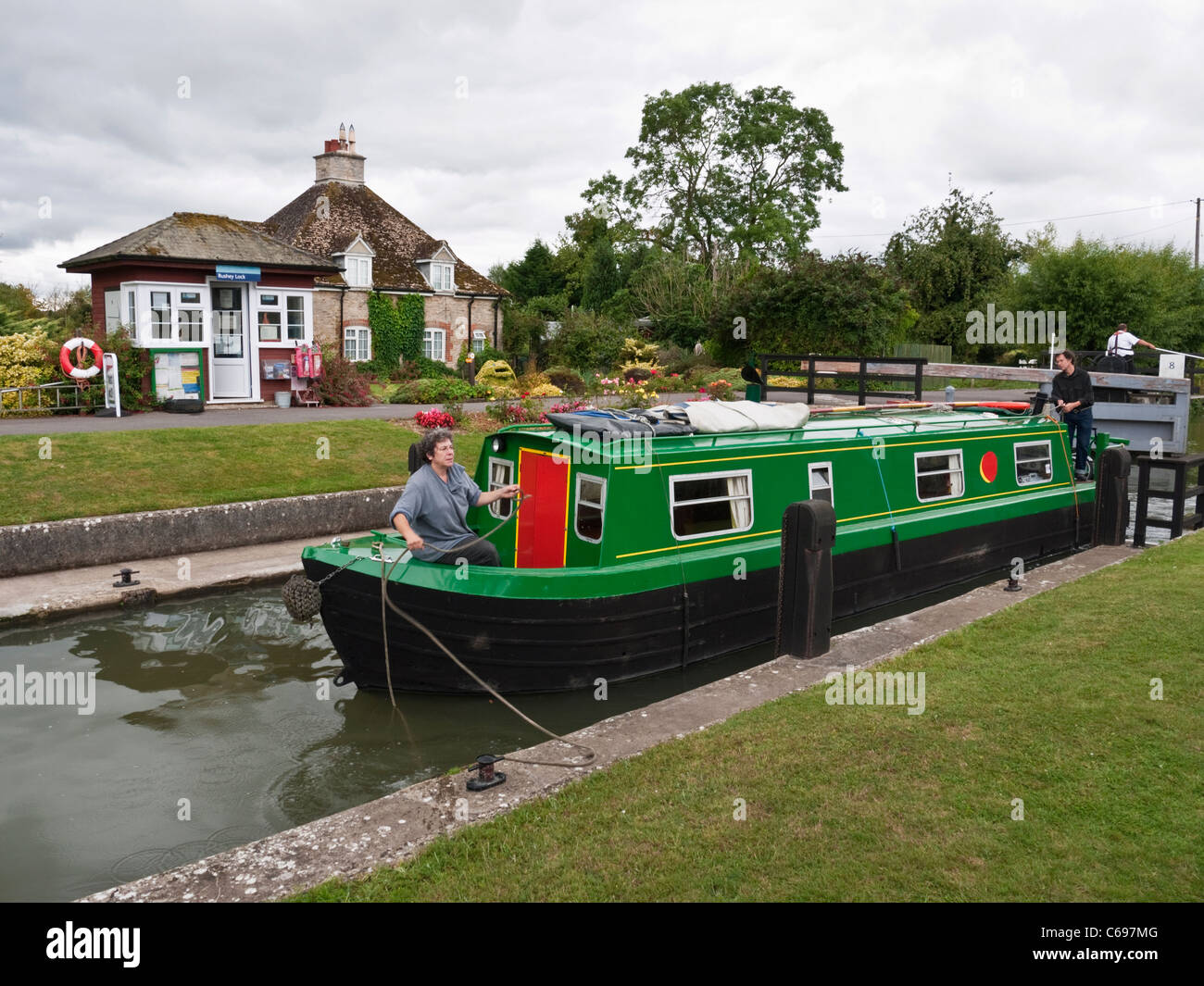 Urlauber auf der Themse (Fluss Isis) an Rushey Schleuse, Oxfordshire, Vereinigtes Königreich Stockfoto