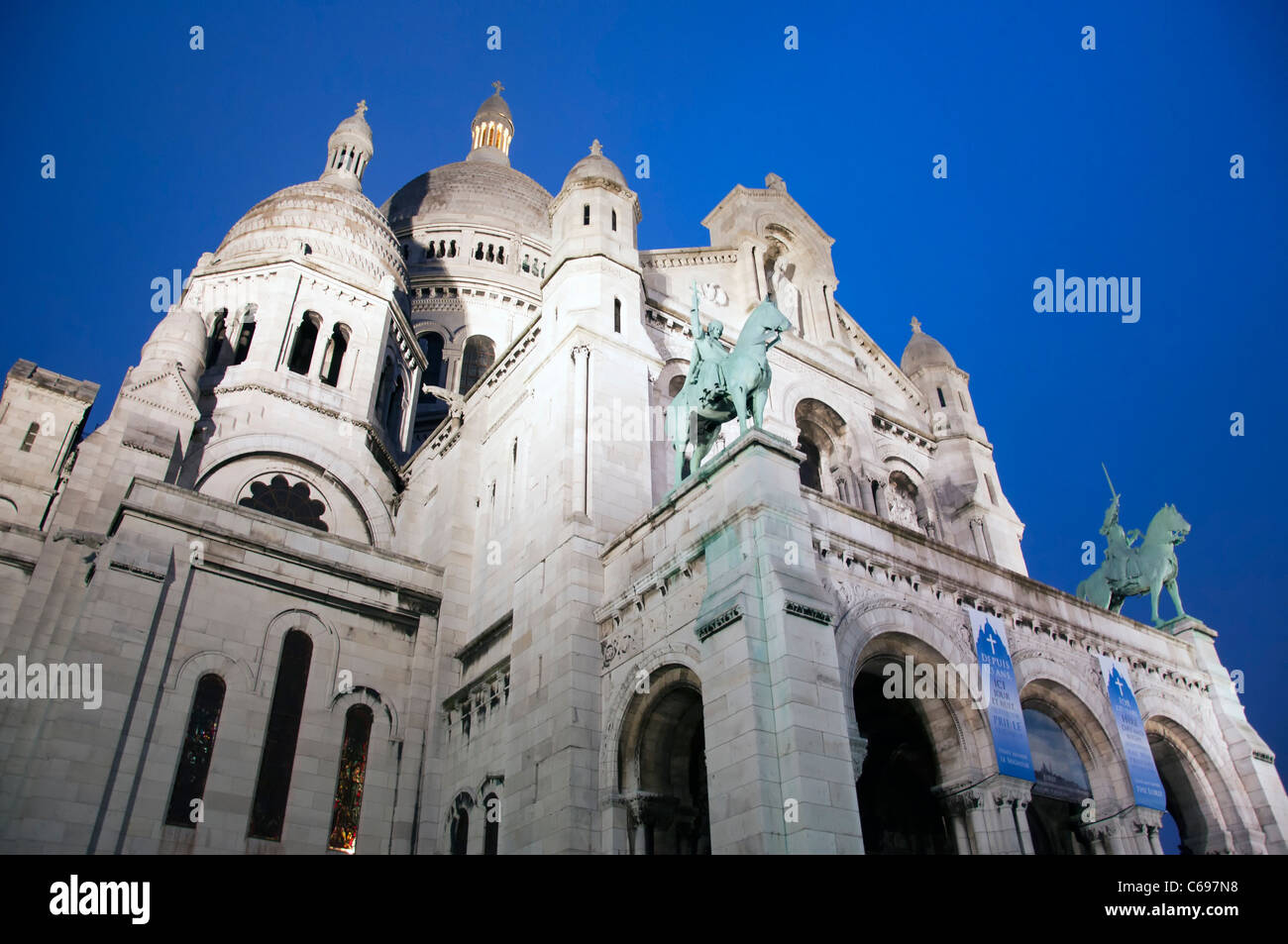 Mont Martre blauer Himmel Religion Montmartre Hügel blaue Liebe Frankreich Paris Basilique Du Sacré Coeur weißen Gotic Stil Geheimnis Stein Stockfoto Mont Martre blauer Himmel Religion Montmartre Hügel blaue Liebe Frankreich Paris Basilique Du Sacré Coeur weißen Gotic Stil Geheimnis Stein Stockfoto